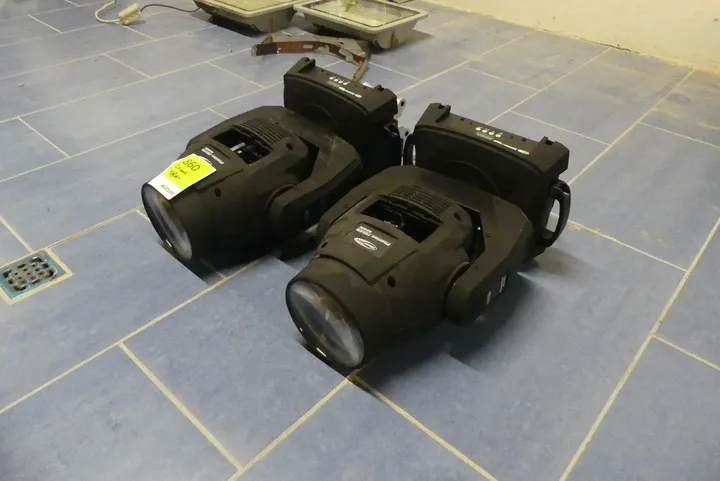 2x Showtec Moving Head Strahler (vermutlich defekt) Modell: Phantom 75LED Beam